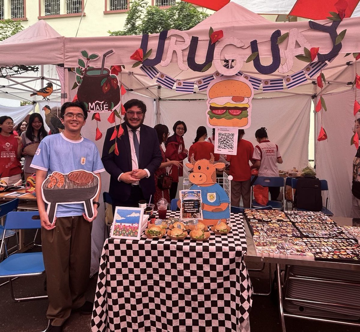 UruguayVN's tweet image. Hoy en #HANU compartimos con estudiantes y docentes la Jornada Cultural de Paises Hispanohablantes, organizada por el Departamento de Español. Excelentes los chivitos preparados por los estudiantes en el stand de #Uruguay 🇺🇾 🇻🇳 @CancilleriaUy @LauraTrang1 @MOFAVietNam