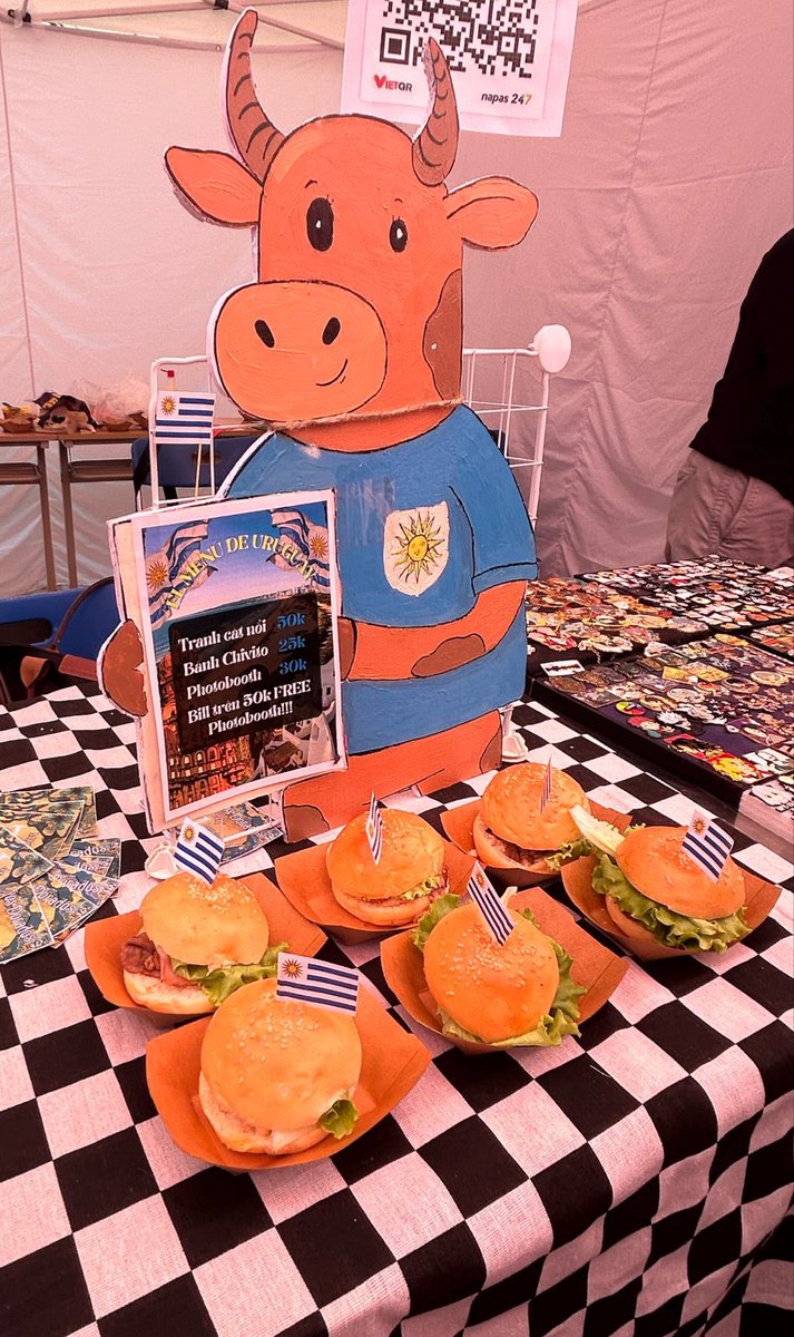 UruguayVN's tweet image. Hoy en #HANU compartimos con estudiantes y docentes la Jornada Cultural de Paises Hispanohablantes, organizada por el Departamento de Español. Excelentes los chivitos preparados por los estudiantes en el stand de #Uruguay 🇺🇾 🇻🇳 @CancilleriaUy @LauraTrang1 @MOFAVietNam