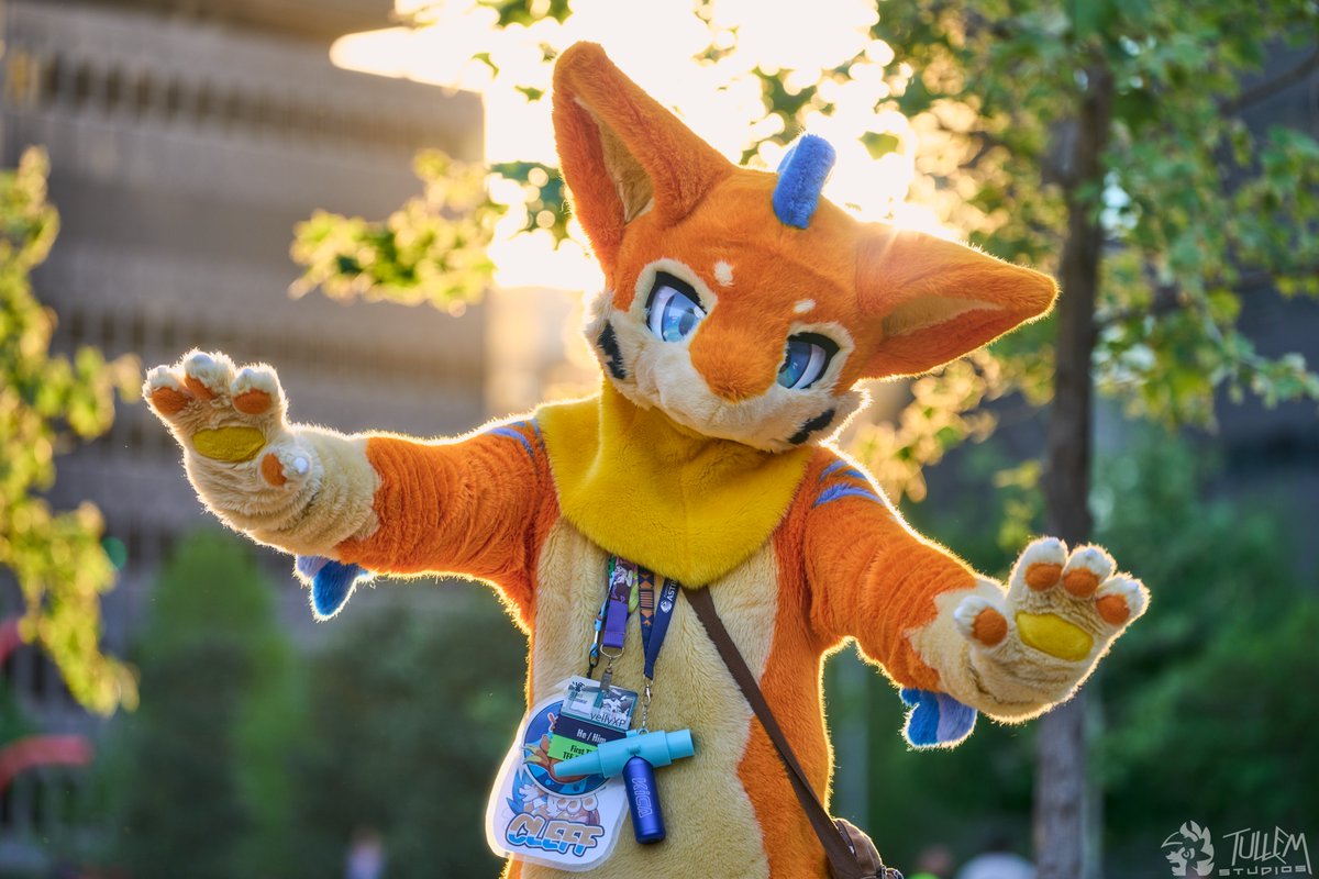 It's paw inspection day #FursuitFriday 

📷:<a href="/amphalicious/">Tullem</a>