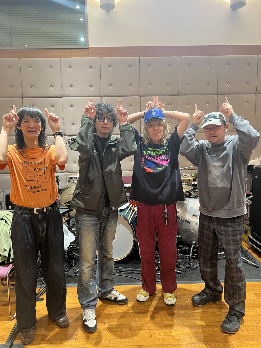 saitokazuyoshi's tweet photo. #斉藤和義
KAZUYOSHI SAITO LIVE TOUR 2025 
“DOUBLE SETLIST” 
～カモシカとオオカミ～

いよいよ本日4/25(金)よりツアーが始まります！

カモシカ初日を記念して皆さんでカモシカ🦌ポーズ！

ご来場お待ちしております！
https://t.co/Dhtml9AKZ4 https://t.co/5drCWtkvaz