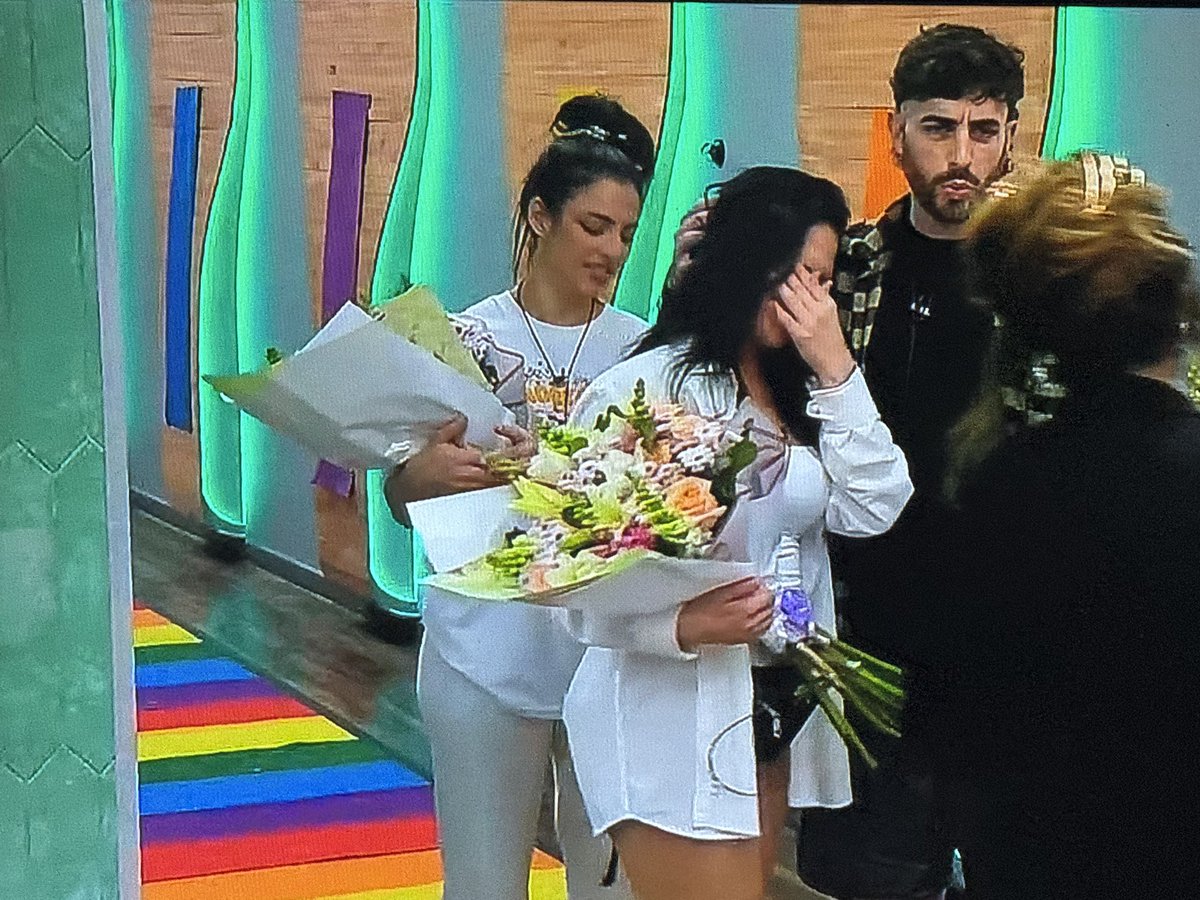 AnnydeNadie's tweet photo. La #Estrellada creyéndose una DIVA
@SANTIAGODELMORO enviando flores para consolar a La #Acomodada / que se lo tomó muy a pecho ……Aunque Todas #Recibieron
#CANJE #Despabílense
#GranHermado
#GranHermano https://t.co/9nws8193d8