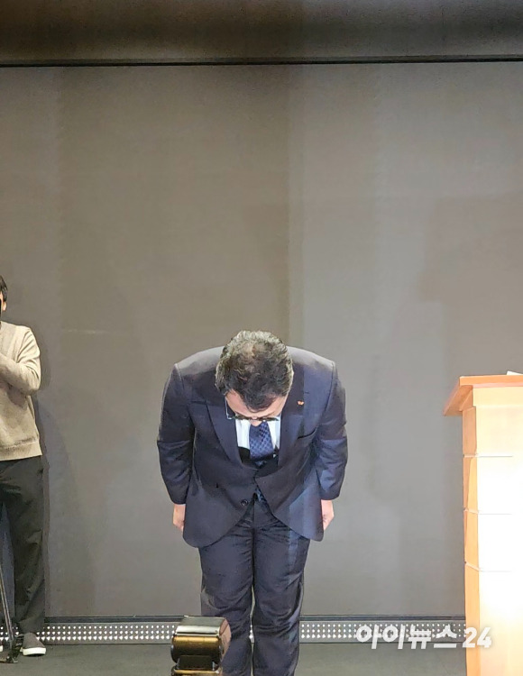 tang__kira's tweet photo. Yoo Youngsang, CEO dari SK Telecom, membungkuk meminta maaf kepada publik setelah data sim para pengguna mereka bocor.

SK Telecom akan mengganti semua SIM Card pengguna kartu mereka gratis  mulai tanggal 28 April 2025.

SK Telecom saat ini sedang memproses sistem FDS (Fraud Detection System) yang memblokir ketika ada orang lain yang secara ilegal berusaha menduplikasi kartu SIM Mereka.

SK Telecom akan menyediakan layanan call untuk memandu cara mengganti dan menjaga keamanan kartu sim mereka kepada pihak-pihak yang awam secara digital.

https://t.co/cs8TtTcZvT
