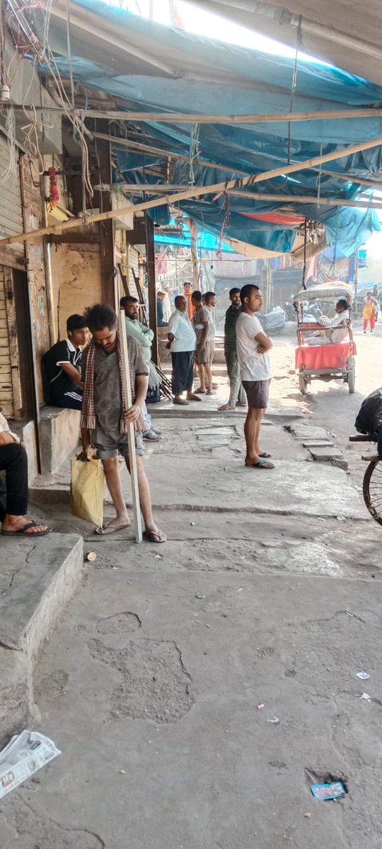 NBTDilli's tweet photo. आज दिल्ली में व्यापार बंद। तस्वीरें सदर बाजार की हैं, जहां रोजाना सुबह हजारों की संख्या में पटरी लगती हैं, पैर रखने की जगह तक नहीं होती।#PahalgamTerroristAttack के खिलाफ पटरी और रेहड़ी वालों ने भी काम बंद रखा। Via @SurajSolanki https://t.co/5mjjoOWKIH