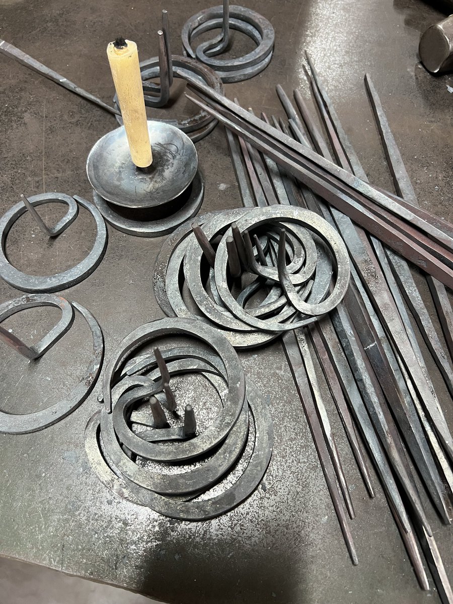 jun8pei's tweet photo. シンプルな燭台の形を
作り直してる。

土台の真ん中だけ
少し大きくしたいんだけど
なかなかうまくいかない。

シンプルな形ほど
自分の力量が試される…気がします
(写真全部ボツ) https://t.co/xahEB5XaFn
