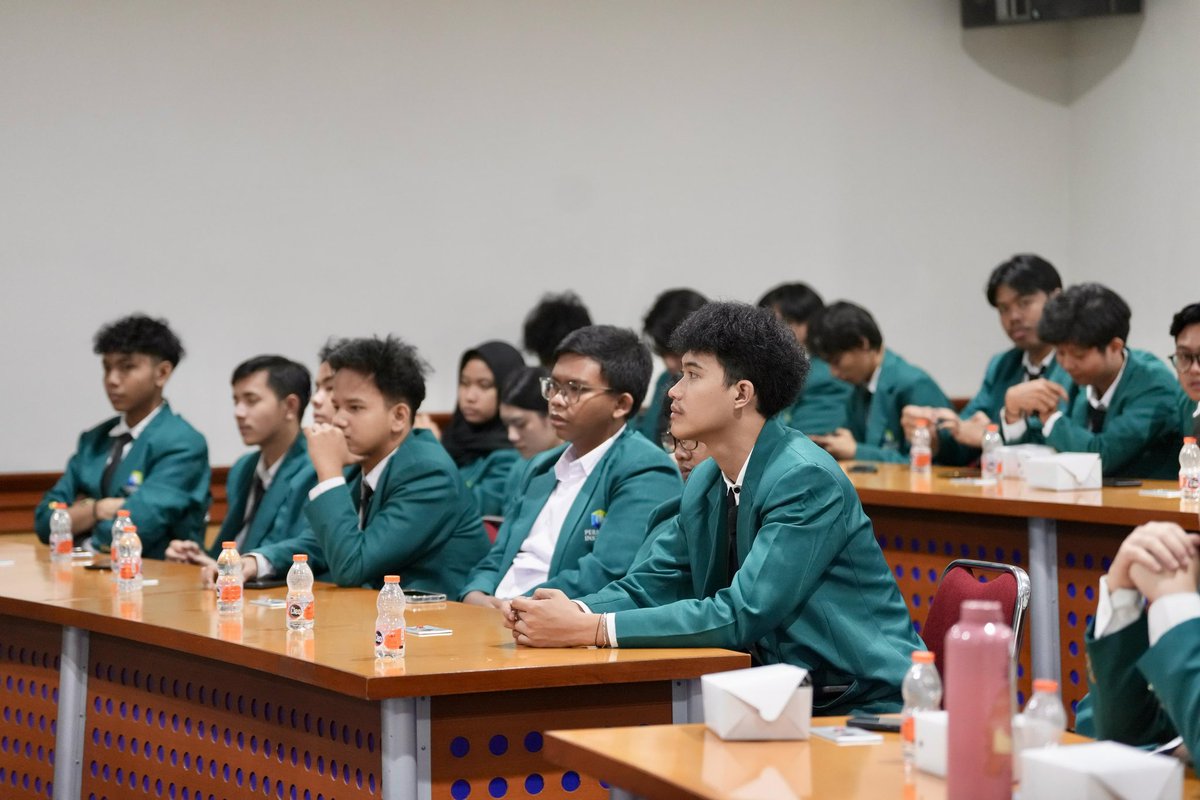 cakimiNOW's tweet photo. Ide tentang universal basic income (UBI) sangat relevan di tengah upaya pemerintah memperbaiki cara kerja pembangunan nasional dan perlindungan sosial. 

Saya menyampaikannya di acara Basic Income Training 2025 hari ini, di Perbanas Institute yang bekerja sama dengan Basic Income Earth Network dan dihadiri para pakar terkait ini. 

Praktik UBI, memberikan bantuan finansial kepada masyarakat tanpa syarat, telah dijalankan di banyak negara, seperti di Finlandia dan Kanada yang berdampak positif bagi penurunan kesenjangan ekonomi. 

UBI bisa menjadi model progresif untuk memperkuat kehadiran negara dalam pemberdayaan masyarakat miskin dan pemerataan ekonomi. Tentu dengan basis data valid seperti Data Tunggal Sosial Ekonomi Nasional (DTSEN) yang telah berhasil terwujud. 

Tujuan kita jelas: tak boleh ada satupun masyarakat yang tertinggal gerbong kesejahteraan.