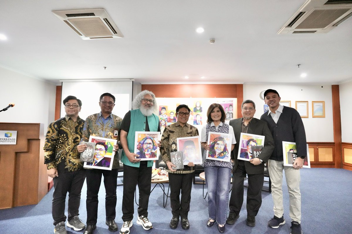 cakimiNOW's tweet photo. Ide tentang universal basic income (UBI) sangat relevan di tengah upaya pemerintah memperbaiki cara kerja pembangunan nasional dan perlindungan sosial. 

Saya menyampaikannya di acara Basic Income Training 2025 hari ini, di Perbanas Institute yang bekerja sama dengan Basic Income Earth Network dan dihadiri para pakar terkait ini. 

Praktik UBI, memberikan bantuan finansial kepada masyarakat tanpa syarat, telah dijalankan di banyak negara, seperti di Finlandia dan Kanada yang berdampak positif bagi penurunan kesenjangan ekonomi. 

UBI bisa menjadi model progresif untuk memperkuat kehadiran negara dalam pemberdayaan masyarakat miskin dan pemerataan ekonomi. Tentu dengan basis data valid seperti Data Tunggal Sosial Ekonomi Nasional (DTSEN) yang telah berhasil terwujud. 

Tujuan kita jelas: tak boleh ada satupun masyarakat yang tertinggal gerbong kesejahteraan.