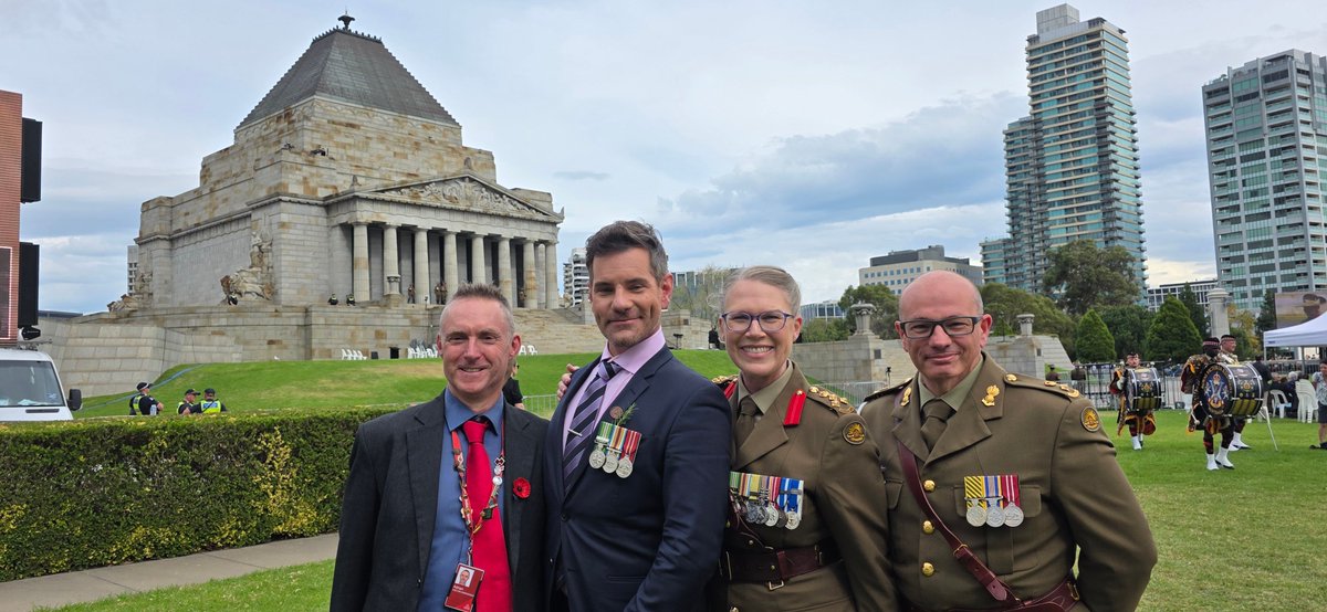surprisepodcast's tweet image. Very honoured to be a part of the @abcmelbourne  commentary for the #ANZAC Day march today.  AS the 39th Battalion marched by, I quote LTCOL Ralph Honner who very eloquently spoke about their fighting during the #kokoda campaign.
“Now I don’t know a lot of you by name, but I know