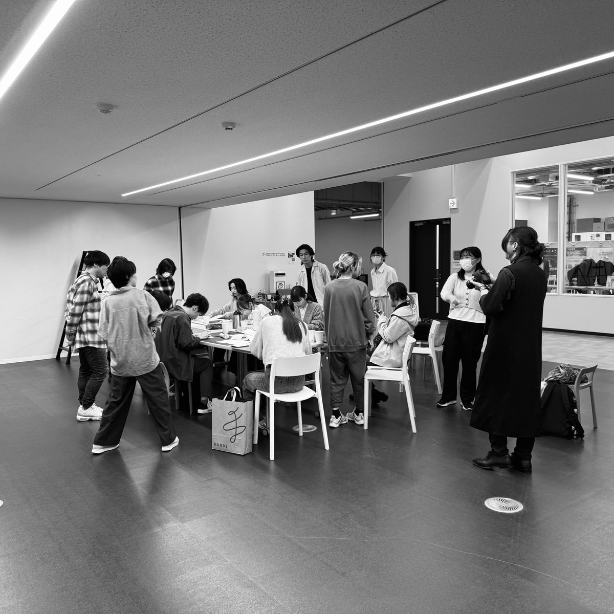 tagprojects's tweet image. 【必見】「TAGのオープンスペース」は土日休館です！
写真は先日の設営ワークショップの様子です。
予想に反して多くの学生が参加してくれました！
どんどん作品も増えて、徐々に盛り上がりも見せつつあります。TAG坊やも嬉しそう…