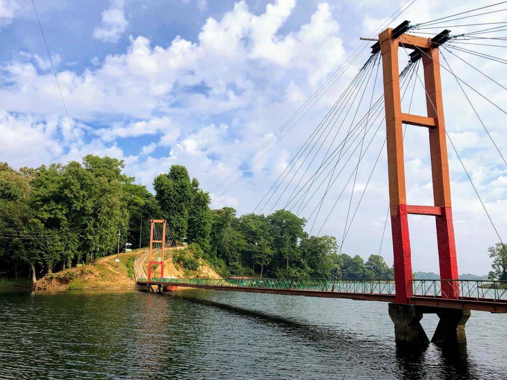 ariffreelancer2's tweet photo. 🌉 A walk across the iconic Hanging Bridge of Rangamati, Bangladesh — where adventure meets serenity! 
Surrounded by hills, water, and natural charm, this spot is a true gem of the Chittagong Hill Tracts. 🇧🇩✨
#Rangamati #HangingBridge #TravelBangladesh #NatureLovers https://t.co/JCPuNpUXfx