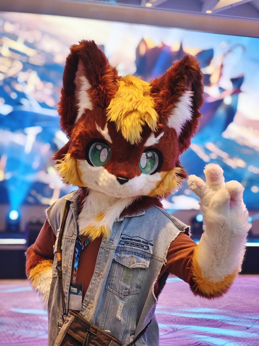 还有5天HF，开启度秒如年模式✌🏻️✌🏻️

📸<a href="/Yanbing_wolf/">闫冰</a>

#FursuitFriday