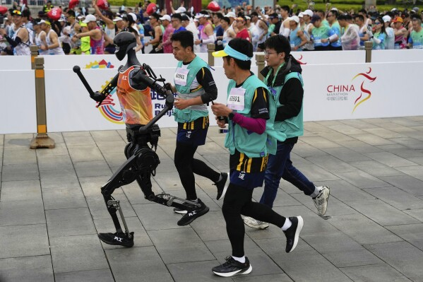 ingenierrayo's tweet photo. 21 robots corrieron el medio maratón de Beijing pero solo 4 lo terminaron. Y los 17 fracasados casi se cayeron a pedazos. La verdad me alegro, porque puedo soportar que me quiten mi trabajo, pero el día que superen mi ritmo de 6min/km, ese día le declaro la guerra al capitalismo. https://t.co/9OvrVzdIG4