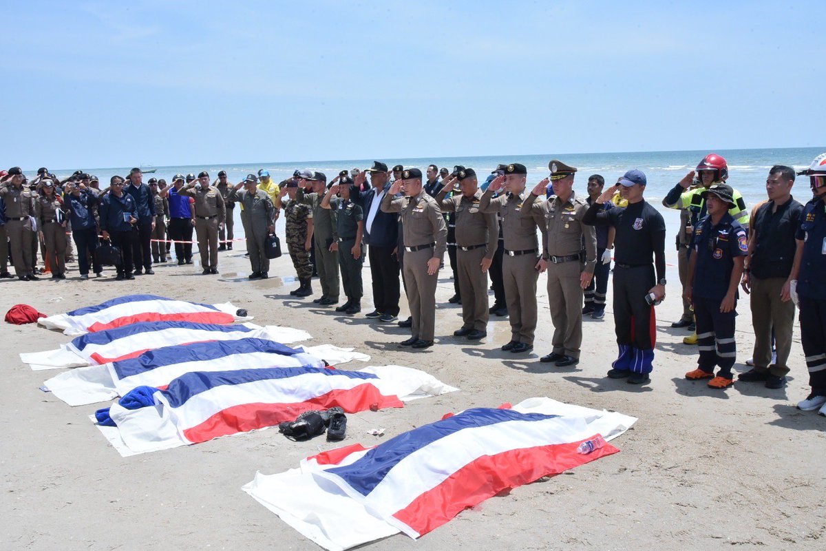 สดุดี 5 ตำรวจกล้า “ผบ.ตร.” นำทำความเคารพ แสดงความอาลัย

พล.ต.อ.กิตติ์รัฐ พันธุ์เพ็ชร์ ผู้บัญชาการตำรวจแห่งชาติ เดินทางถึงหาดชะอำ จว.เพชรบุรี บริเวณจุดเกิดเหตุเครื่องบินเล็ก #กองบินตำรวจ ประสบอุบัติเหตุ #เครื่องบินตก ทะเลเป็นเหตุให้นักบิน วิศวกร และช่างเครื่องเสียชีวิตทันที 5 นาย