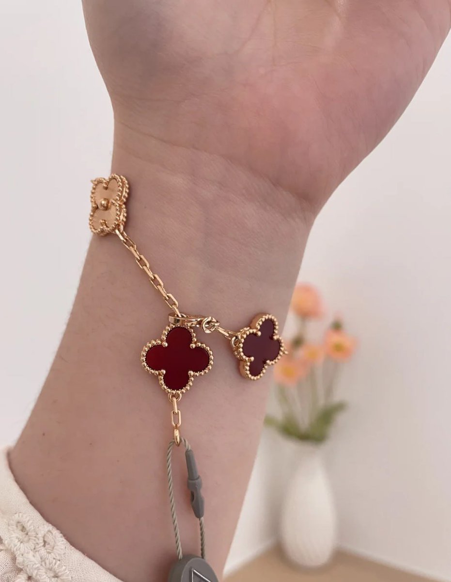 🍀赤い四つ葉のクローバーブレスレット✨ それぞれの葉が輝き、生活に美しさと希望を与えてくれます🌸～ 手首にきらめく優雅さに夢中💎