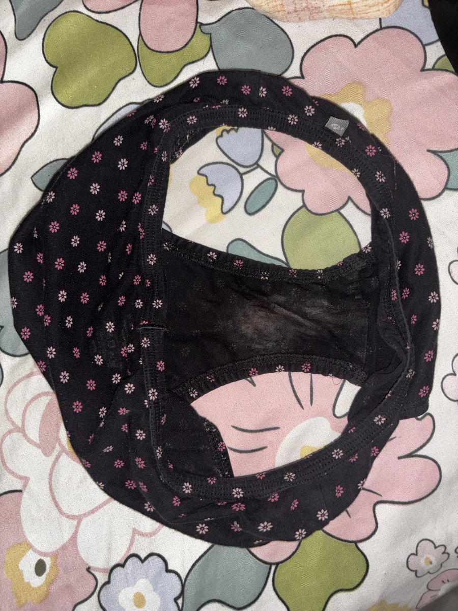 Desihotcouples's tweet photo. Can’t live far away from her wet smelly panties 🩲👙💦🐱 https://t.co/N6vJJhPSHB