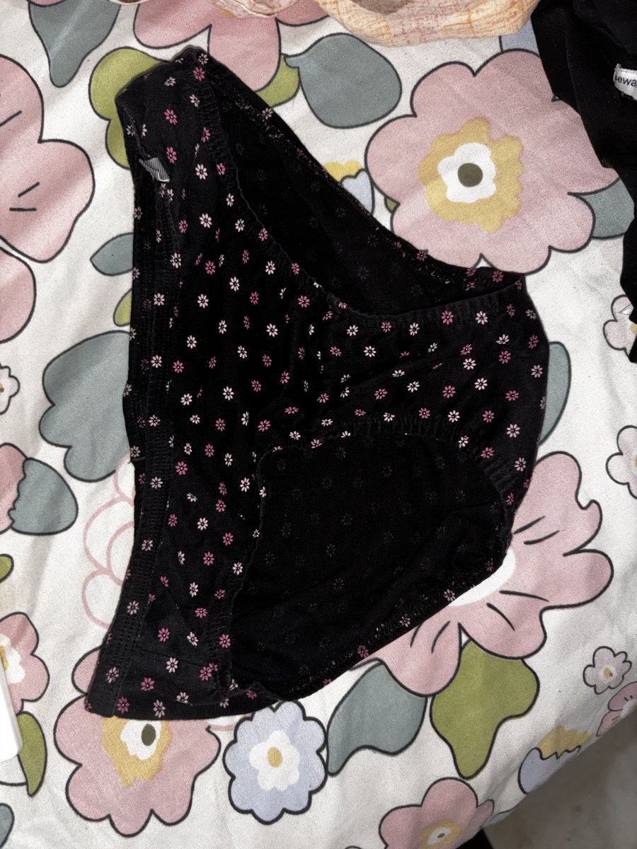 Desihotcouples's tweet photo. Can’t live far away from her wet smelly panties 🩲👙💦🐱 https://t.co/N6vJJhPSHB
