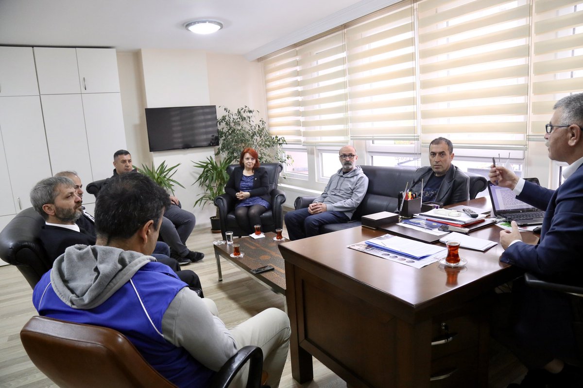 KESK1995's tweet photo. Memur Disiplin Affı Platformu 
en son 2006 yılında çıkarılan disiplin affının, acil bir yasal düzenleme ile yeniden TBMM gündemine getirilmesi üzerine Konfederasyonumuza ziyaret gerçekleştirerek konu üzerinde 
görüş alışverişinde bulundu. https://t.co/xdwPqXMiJh