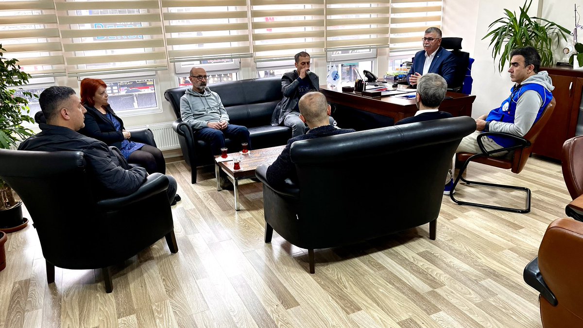 KESK1995's tweet photo. Memur Disiplin Affı Platformu 
en son 2006 yılında çıkarılan disiplin affının, acil bir yasal düzenleme ile yeniden TBMM gündemine getirilmesi üzerine Konfederasyonumuza ziyaret gerçekleştirerek konu üzerinde 
görüş alışverişinde bulundu. https://t.co/xdwPqXMiJh