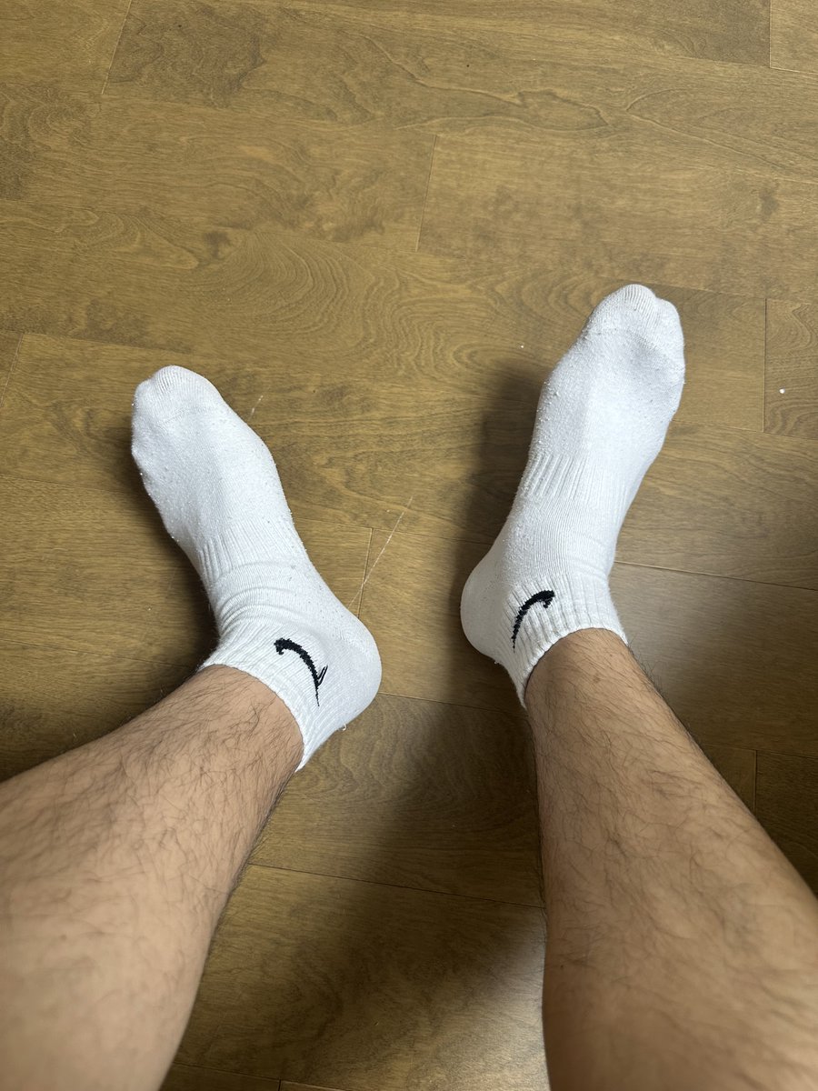 浸满汗水的袜子真好闻啊，自己闻自己的都要闻硬了