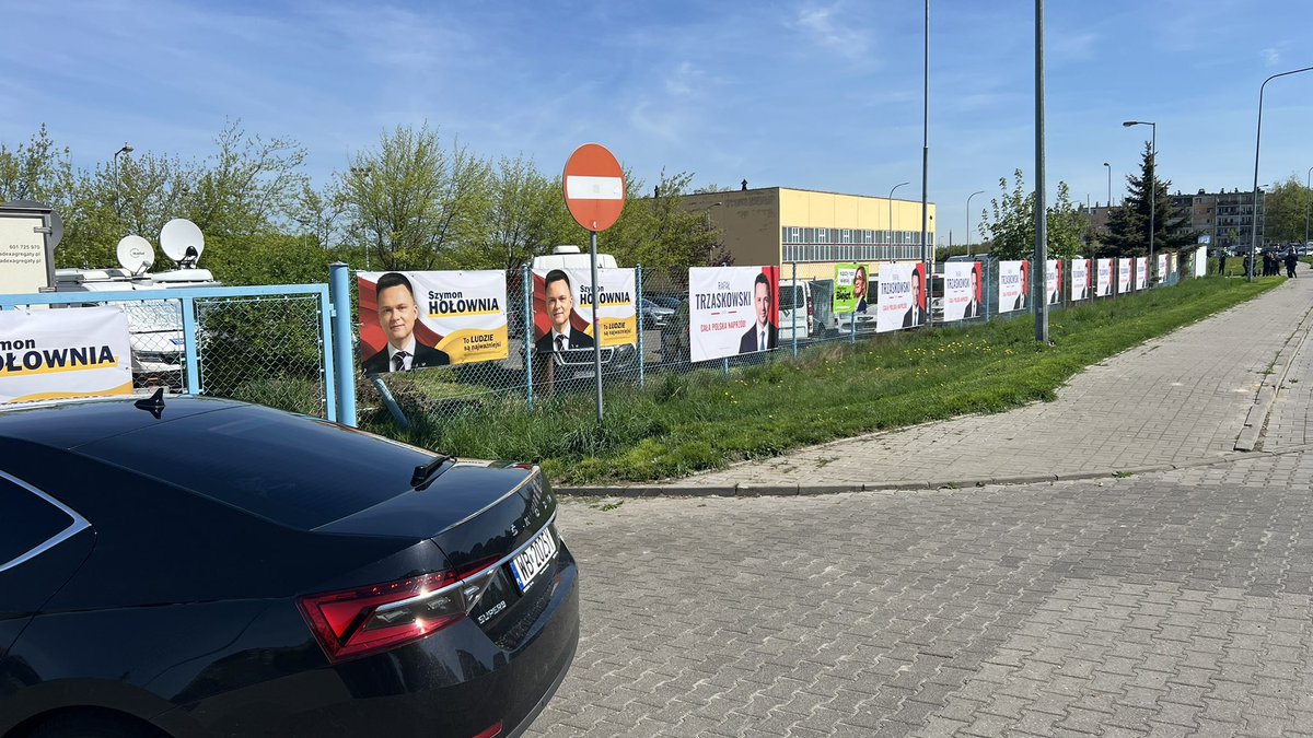 Przed wejściem do hali sportowej, w której odbywa się uroczyste zgromadzenie posłów i senatorów z okazji 1000-lecia koronacji Bolesława Chrobrego – partyjne dekoracje Hołowni i Trzaskowskiego. 

Żenada.
