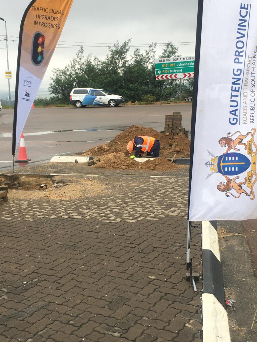 GPDRT_'s tweet photo. Traffic Signals Repairs underway on Woodmead &amp; Old Pretoria Road (R101) intersection!!!

Road users can expect improved traffic signal upgrades as part of the #AdoptAndProtectARobot initiative.

Safer roads, better commutes! 

#GGT2030 #RoadSafety #TrafficUpgrades #AgaLeRona https://t.co/I1OiIac5oI