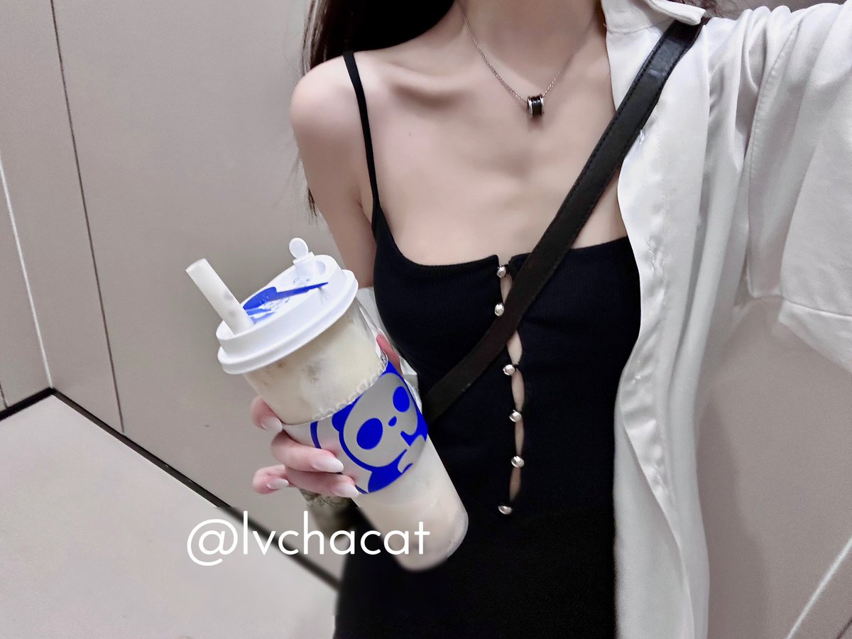 路人怎么会想到，刚刚在电梯里还穿着整齐的女孩，一出电梯就露出奶子给人看呢
@luchu888 https://t.co/9Y43BVNtSX