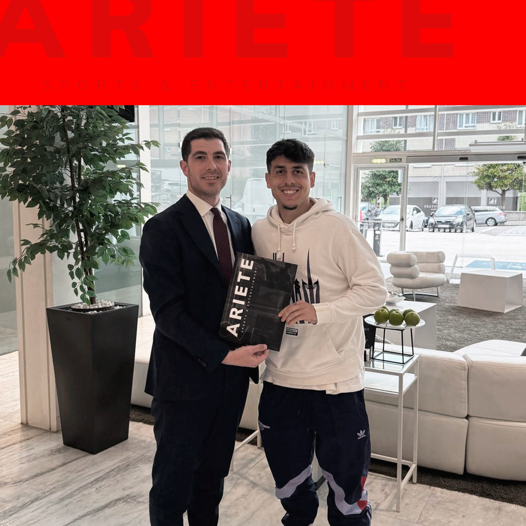 Arietecapital's tweet image. @santiagocolombatto y @Nacho2Vidal, jugadores del Real Oviedo, afrontan la recta final de la temporada ⚽. Aun así, han sacado tiempo para recibir a su #CapitalManager, Fernando La Rocca.🤝

Aprovecharon la visita para revisar su #CapitalPlan y seguir #soñando a lo #bestia.🚀