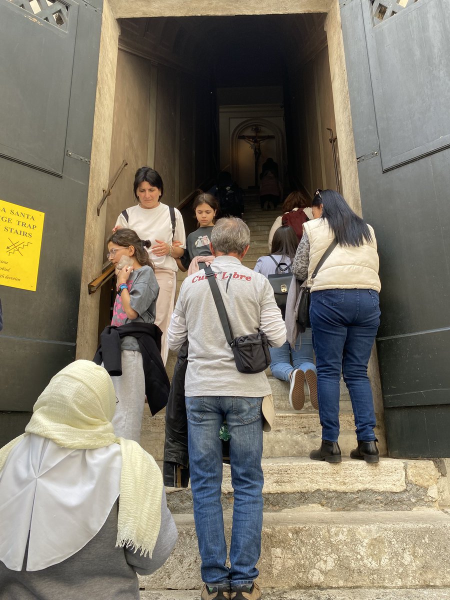 #PapeFrancois #PapaFrancesco Moins de 24h avant les funérailles, effervescence Via della Conciliazione. « Il va falloir qu’on se lève très tôt pour avoir une bonne place », m’a confié Soeur Rosaria tout juste arrivée de Colombie. D’autres ont déjà prévu les duvets. <a href="/RMCInfo/">RMC</a>