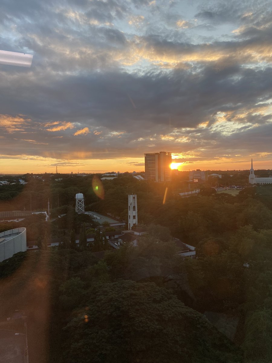ujihannieyonks's tweet photo. [240101] The first sunset of 2024…🧡

#SunsetForWonpil https://t.co/hYoFmDFcjZ