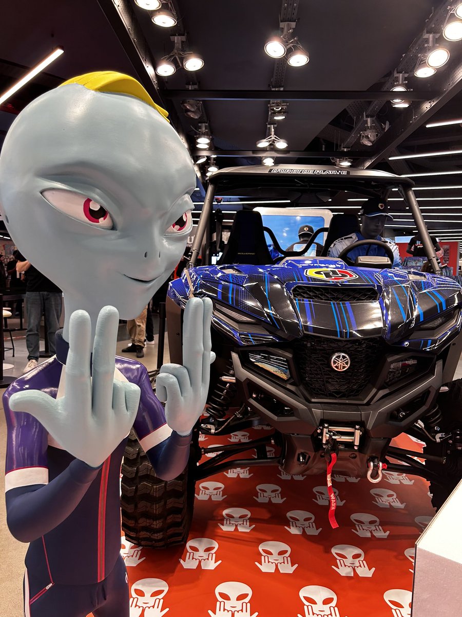 jul's tweet photo. Jul Store ouvert au @citadium Haussmann jusqu’au 4 mai 👽👽 https://t.co/mbqxaPm6Wg