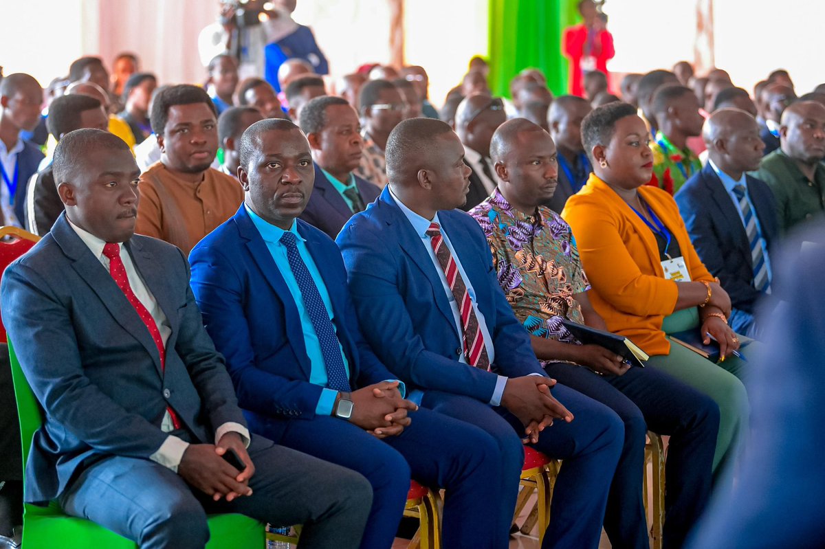 seticburundi's tweet photo. 1/2 Sous le haut patronnage de S.E @GeneralNeva, President de la Republique du #Burundi, ce 24/04/2025 s'est tenu à @UPGBurundi, un dialogue à l'endroit des jeunes visant à accelerer son engagement à soutenir l'innovation des jeunes dans le secteur des #TIC.

@kwantare
@mincotim https://t.co/goA5jbEByf