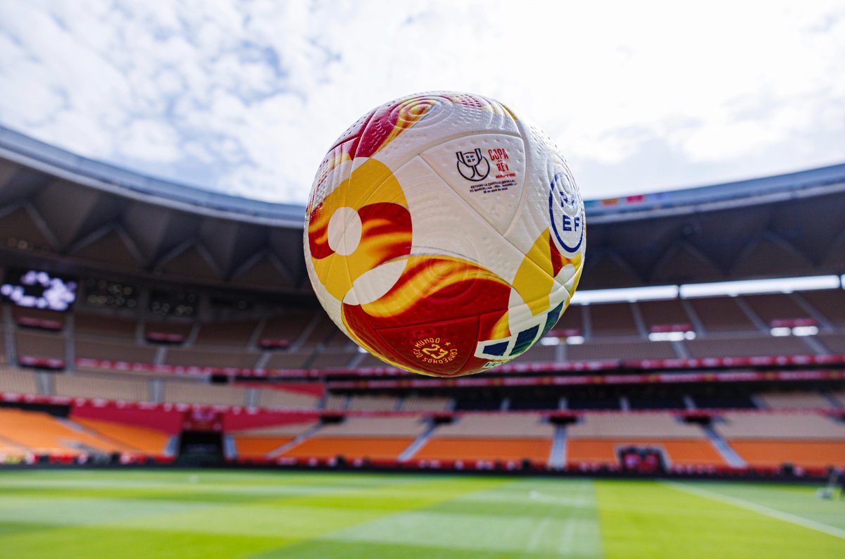 rfef's tweet photo. 🥰 Faltaba ella por conocer la "nueva" La Cartuja.

⚽️ 𝗩𝗶𝗰𝘁𝗼𝗿𝗶𝗮, el balón oficial @adidas_ES para el partido por el título, corre, salta, bota y surca los aires del escenario de la final.

Nos ha salido una redonda muy saltarina.

#CopaDelReyMAPFRE | #LaCopaMola🏆 https://t.co/LfRHfbpGtp