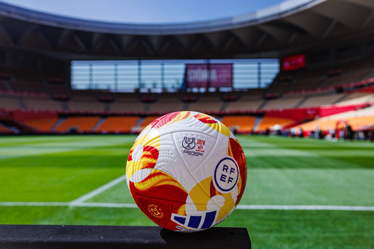 rfef's tweet photo. 🥰 Faltaba ella por conocer la "nueva" La Cartuja.

⚽️ 𝗩𝗶𝗰𝘁𝗼𝗿𝗶𝗮, el balón oficial @adidas_ES para el partido por el título, corre, salta, bota y surca los aires del escenario de la final.

Nos ha salido una redonda muy saltarina.

#CopaDelReyMAPFRE | #LaCopaMola🏆 https://t.co/LfRHfbpGtp