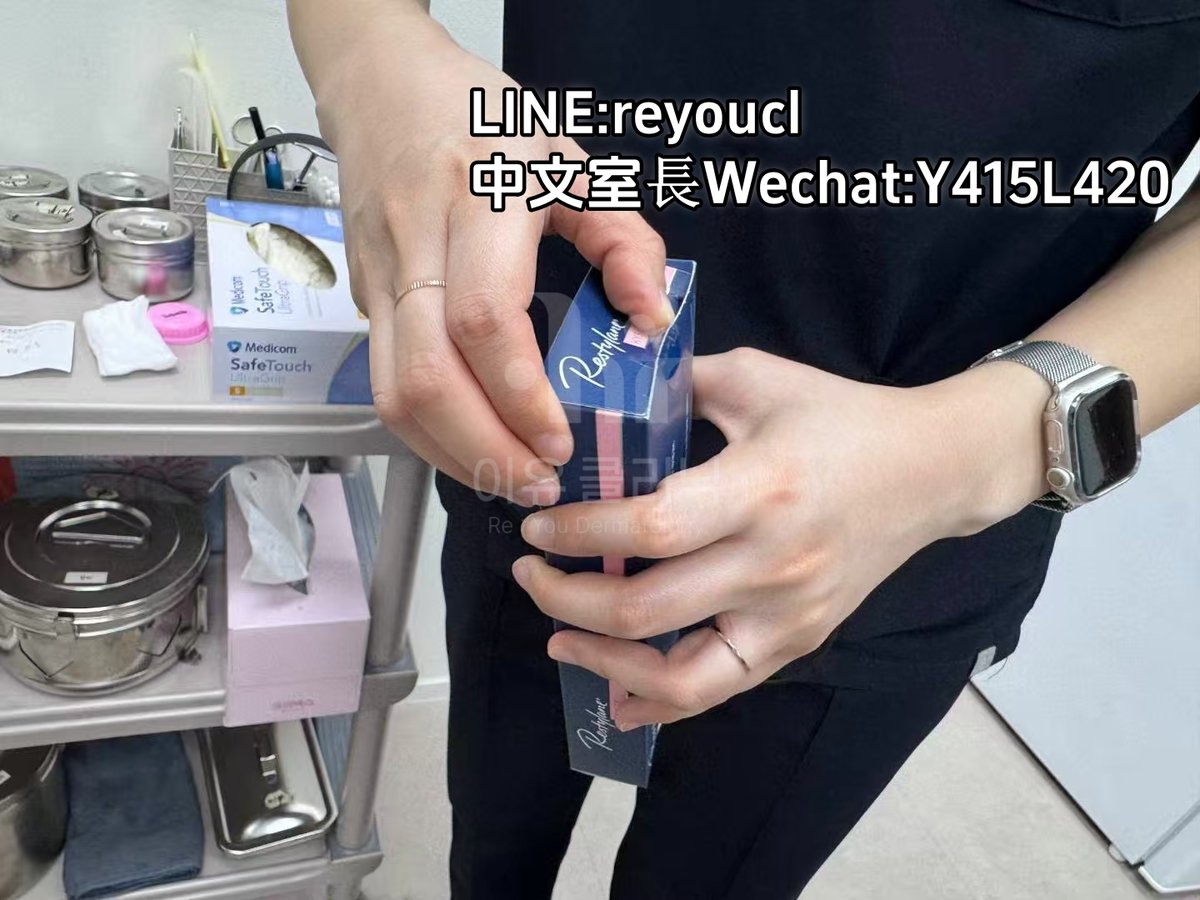 Moongaohan's tweet photo. reyou玻尿酸現場拆封嗎？
答案：是的，現場開��

✨在Reyou皮膚科，我們嚴格執行“一客一針一拆封”的醫療標準
1.無菌拆封：全新未開封的瑞藍玻尿酸，外包裝完整且帶有防偽標識，確保正品
2.即拆即用：拆封後立即安裝針頭，全程透明操作
3.劑量透明：根據唇部基礎定制劑量，剩餘玻尿酸絕不回收，保障安全 https://t.co/yTPsINTPO4