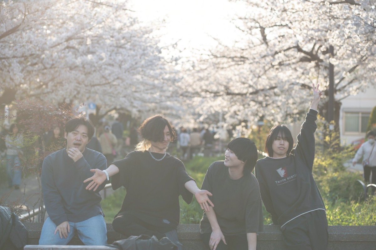 hiyorinoame's tweet photo. 【2年越し、解散ライブ決定】

2025年8月25日(月)

ヒヨリノアメ解散ワンマンライブ
「また君に会えるように」

会場：新宿SAMURAI

開場 / 開演 19:00 / 19:30
前売 / 当日¥3000+D / ¥3500+D

サポートメンバーとして
Gt. ふま [ @a_if13 ]
Ba. ハラゲンキ [ @gen_bass_ ]
を迎えてあの日のリベンジをします。

最後のライブになりますが、皆さまに再会できることを心より願っています。

Photo by [ @em_hiii ]

チケット予約
https://t.co/p9gJ6Ir9X1