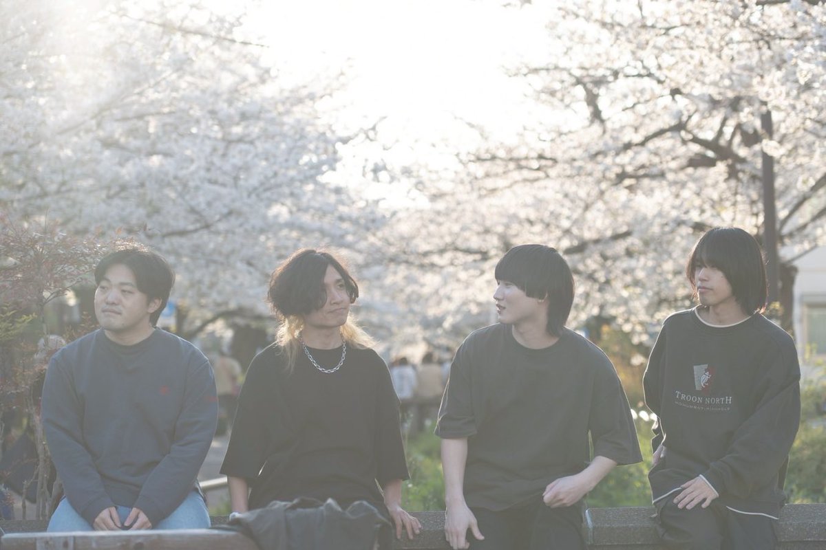 hiyorinoame's tweet photo. 【2年越し、解散ライブ決定】

2025年8月25日(月)

ヒヨリノアメ解散ワンマンライブ
「また君に会えるように」

会場：新宿SAMURAI

開場 / 開演 19:00 / 19:30
前売 / 当日¥3000+D / ¥3500+D

サポートメンバーとして
Gt. ふま [ @a_if13 ]
Ba. ハラゲンキ [ @gen_bass_ ]
を迎えてあの日のリベンジをします。

最後のライブになりますが、皆さまに再会できることを心より願っています。

Photo by [ @em_hiii ]

チケット予約
https://t.co/p9gJ6Ir9X1