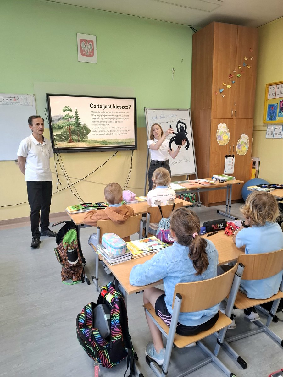 PSSE_RudaSlaska's tweet photo. OdwiedziliΕmy SP 16 w Rudzie ΕlΔ
skiej! π« SpotkaliΕmy siΔ z 3 klasami, pogadaliΕmy o kleszczach π·οΈ, pokazaliΕmy probΓ³wki, sprzΔt do usuwania i rozdaliΕmy "Kleszczowanki" π¨ A nasza maskotka dostaΕa imiΔβ¦ Katarzyna! ππ·οΈ #Kleszczowanka #SP16 https://t.co/of1l6C4Qsr