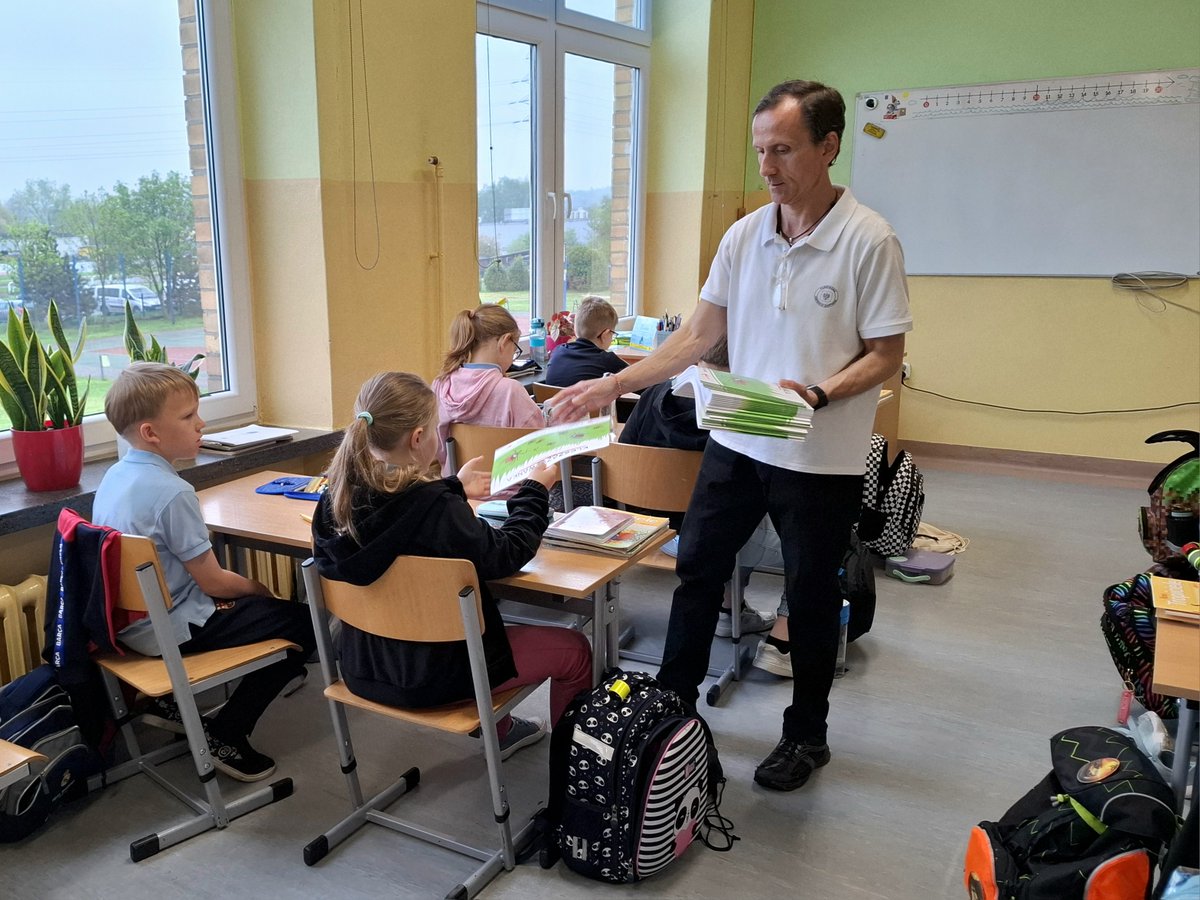 PSSE_RudaSlaska's tweet photo. OdwiedziliΕmy SP 16 w Rudzie ΕlΔ
skiej! π« SpotkaliΕmy siΔ z 3 klasami, pogadaliΕmy o kleszczach π·οΈ, pokazaliΕmy probΓ³wki, sprzΔt do usuwania i rozdaliΕmy "Kleszczowanki" π¨ A nasza maskotka dostaΕa imiΔβ¦ Katarzyna! ππ·οΈ #Kleszczowanka #SP16 https://t.co/of1l6C4Qsr