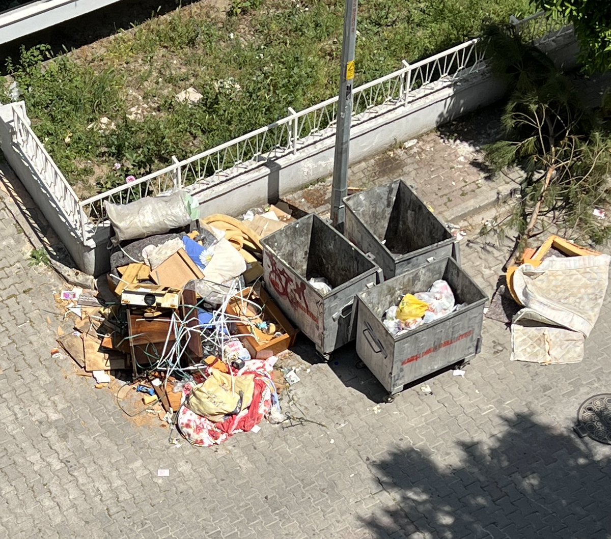 inciarikk's tweet photo. @izmirhim 1832 sok bahçelievler karşıyaka - Bu çöp alanı sürekli bu şekilde. Buraya sürekli eski eşya atan birileri var. Kötü bir görüntü oluşuyor. Çöpçüler de doğal olarak bunları kamyona alamıyor.  @izmirbld https://t.co/elVkUaAn0P