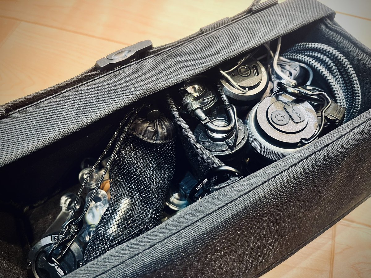 usa_camp_ioao's tweet image. キャンプのたびに、どこにしまったか分からなくなる。そんな物忘れの防止に、ランタン系収納として、#CARGOcontainer のサイドストレージを準備。
それと、火起こしや空気入れのお供に、#FLEXTAIL  のポンプもついでに。今月のお小遣いの行き先でした。。。