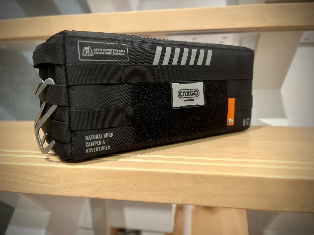 usa_camp_ioao's tweet image. キャンプのたびに、どこにしまったか分からなくなる。そんな物忘れの防止に、ランタン系収納として、#CARGOcontainer のサイドストレージを準備。
それと、火起こしや空気入れのお供に、#FLEXTAIL  のポンプもついでに。今月のお小遣いの行き先でした。。。