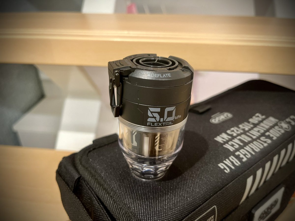 usa_camp_ioao's tweet image. キャンプのたびに、どこにしまったか分からなくなる。そんな物忘れの防止に、ランタン系収納として、#CARGOcontainer のサイドストレージを準備。
それと、火起こしや空気入れのお供に、#FLEXTAIL  のポンプもついでに。今月のお小遣いの行き先でした。。。