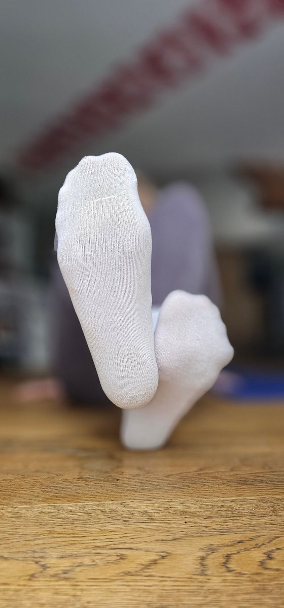 ElkeSims871's tweet photo. Für alle die gerade an meine Füße denken✨️
Willst du mehr, dann schreib mir doch einfach.

#Socken #Fitnesssocken #sportsocken #fuß #fuss #fußcontent #fußbilder #sockencontent #sockenbilder https://t.co/onO3NCUiFB