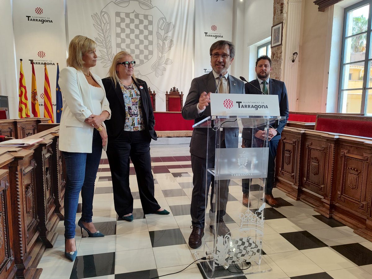 Laura Casas (@laurywinslow) on Twitter photo 🗣️ <a href="/TGNAjuntament/">Ajuntament de Tarragona</a> i <a href="/govern/">Govern de Catalunya</a> s'alien per incrementar l'ús del català al comerç de #Tarragona. Una campanya que s'estendrà tot l'any arribarà a uns 200 establiments dedicats a l'hostaleria i la restauració.
Informa <a href="/tarragonaradio/">Tarragona Ràdio 🟣</a>. 🗣️ <a href="/TGNAjuntament/">Ajuntament de Tarragona</a> i <a href="/govern/">Govern de Catalunya</a> s'alien per incrementar l'ús del català al comerç de #Tarragona. Una campanya que s'estendrà tot l'any arribarà a uns 200 establiments dedicats a l'hostaleria i la restauració.
Informa <a href="/tarragonaradio/">Tarragona Ràdio 🟣</a>.