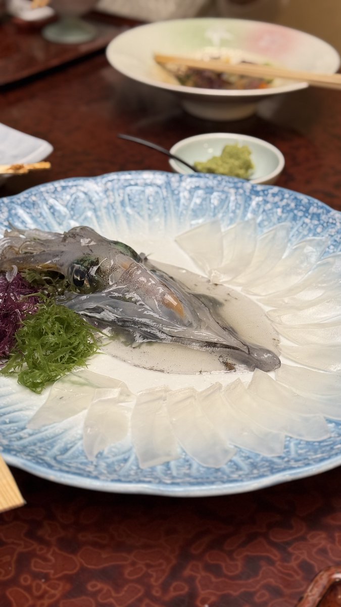 wakadanna_coo's tweet photo. GWなのでこれから福岡へ行く人へ.
博多周辺で行って良かった場所を書いていきます.

1. 料亭 稚加榮
創業60年を超える老舗料亭. デッカい水槽から食べたい魚を選ぶのがテンション上がる. 明太子の盛り合わせはマストで食べて欲しい. https://t.co/qSK21sndci