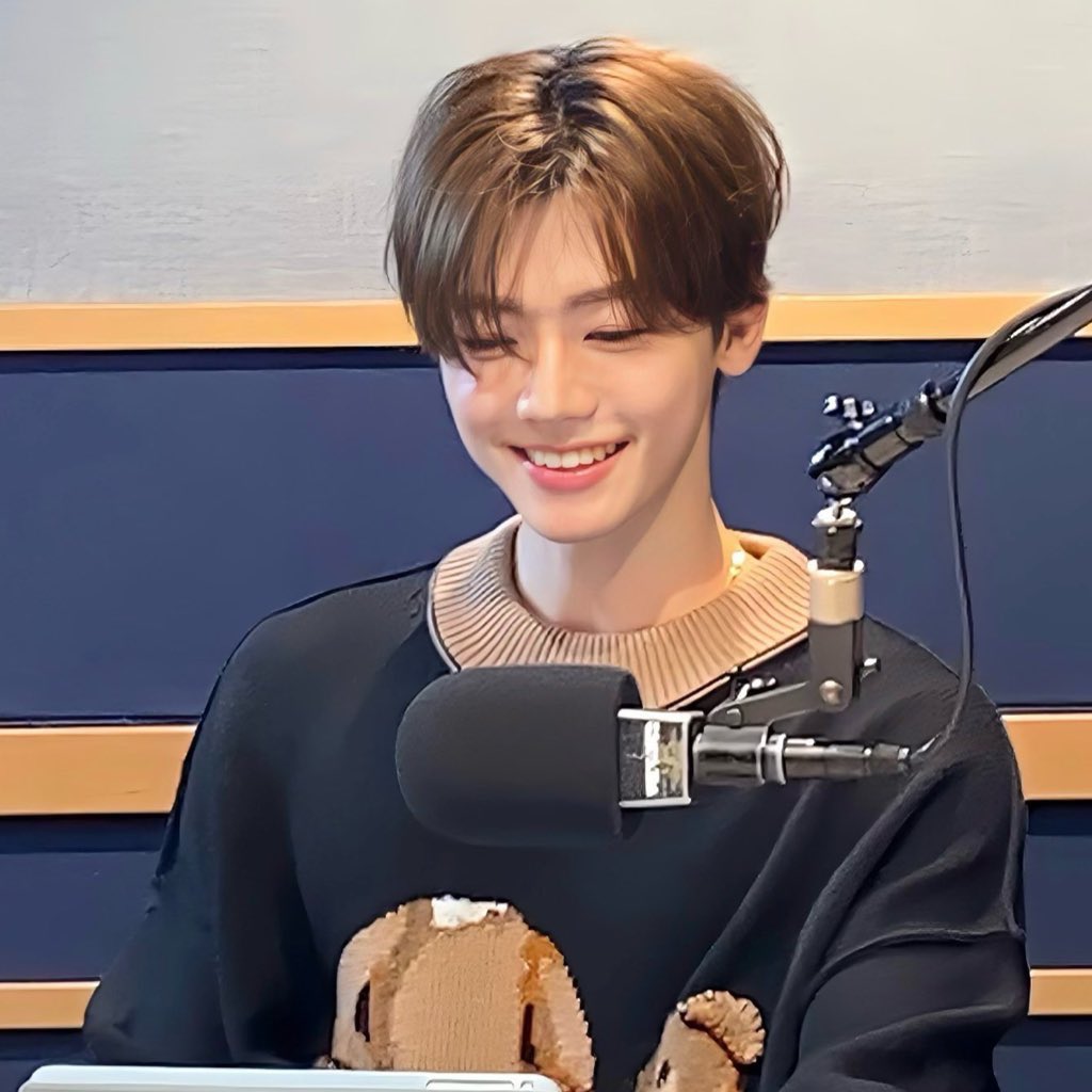 ไปสืบมาว่าดีเจหน้าตาน่ารักคนนั้นเป็นใคร สืบมาด้วยว่ามีแฟนหรือยัง สำคัญมาก