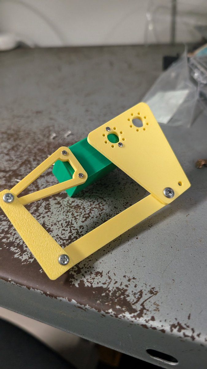 SKK_dotera's tweet photo. 新入生へのcad講習実施中!!
総合工学研究会では3Dプリンタで試作を行いながら理解を深めてます!! https://t.co/YWC5iadB8o