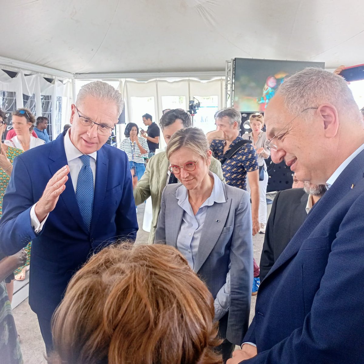AME974StLeu's tweet photo. Dans le cadre du projet #AireMarineEducative, les CM2 de @SaintLeu974 ont présenté leur projet #ecocitoyen de protection de l'environnement marin à @AgnesRunacher, à @CostasKadis Commissaire Européen chargé de la Pêche et des Océans et au Recteur @AcLaReunion 🌊🌍 @OFBiodiversite https://t.co/DMLyGETJyb