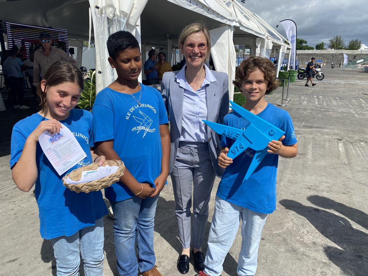AME974StLeu's tweet photo. Dans le cadre du projet #AireMarineEducative, les CM2 de @SaintLeu974 ont présenté leur projet #ecocitoyen de protection de l'environnement marin à @AgnesRunacher, à @CostasKadis Commissaire Européen chargé de la Pêche et des Océans et au Recteur @AcLaReunion 🌊🌍 @OFBiodiversite https://t.co/DMLyGETJyb