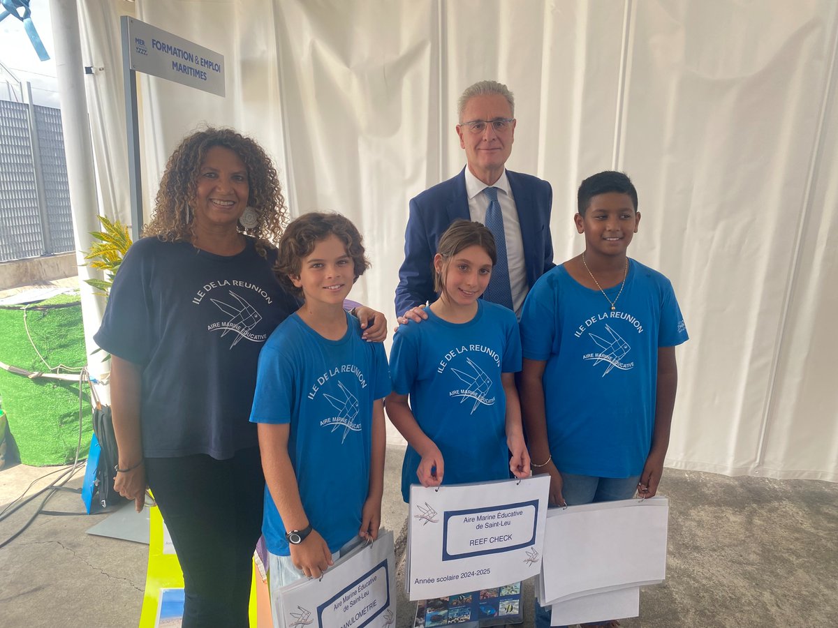 AME974StLeu's tweet photo. Dans le cadre du projet #AireMarineEducative, les CM2 de @SaintLeu974 ont présenté leur projet #ecocitoyen de protection de l'environnement marin à @AgnesRunacher, à @CostasKadis Commissaire Européen chargé de la Pêche et des Océans et au Recteur @AcLaReunion 🌊🌍 @OFBiodiversite https://t.co/DMLyGETJyb