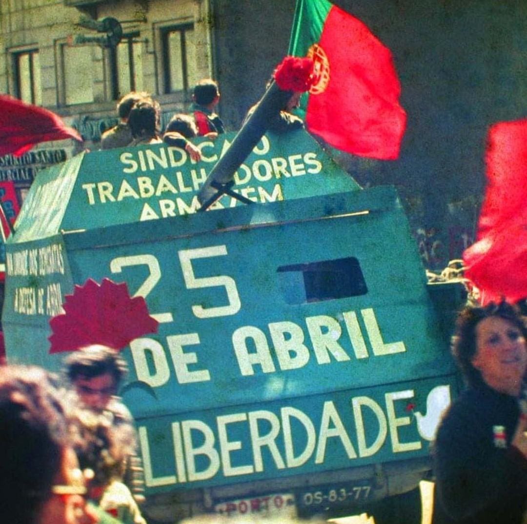 Una gran revolución y miles de claveles por las calles. Así fue como el pueblo portugués se levantó contra el fascismo hace hoy 51 años

Sin lugar a dudas, un capítulo de la historia que sigue emocionando al mundo con tan solo escuchar su himno
#RevoluciónDeAbril